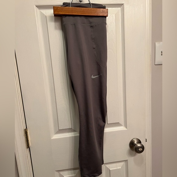 Nike crop leggings - Picture 1 of 4